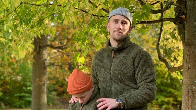 Matchande fleecejackor för barn och vuxen i olivgrönt, Storskogen och Skogen från ebbe