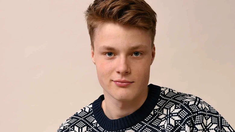 Stickad tröja i jacquardmönster som julklapp