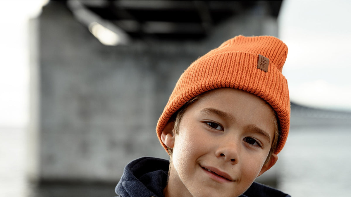 Barn i mörkblå hoodie från ebbe