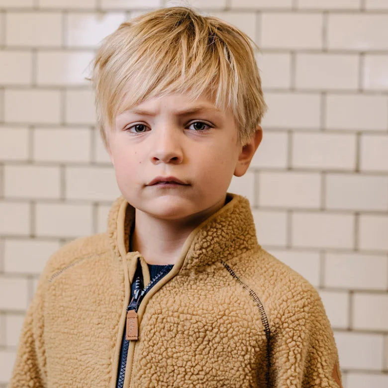 Barn i gul teddyfleecejacka från ebbe