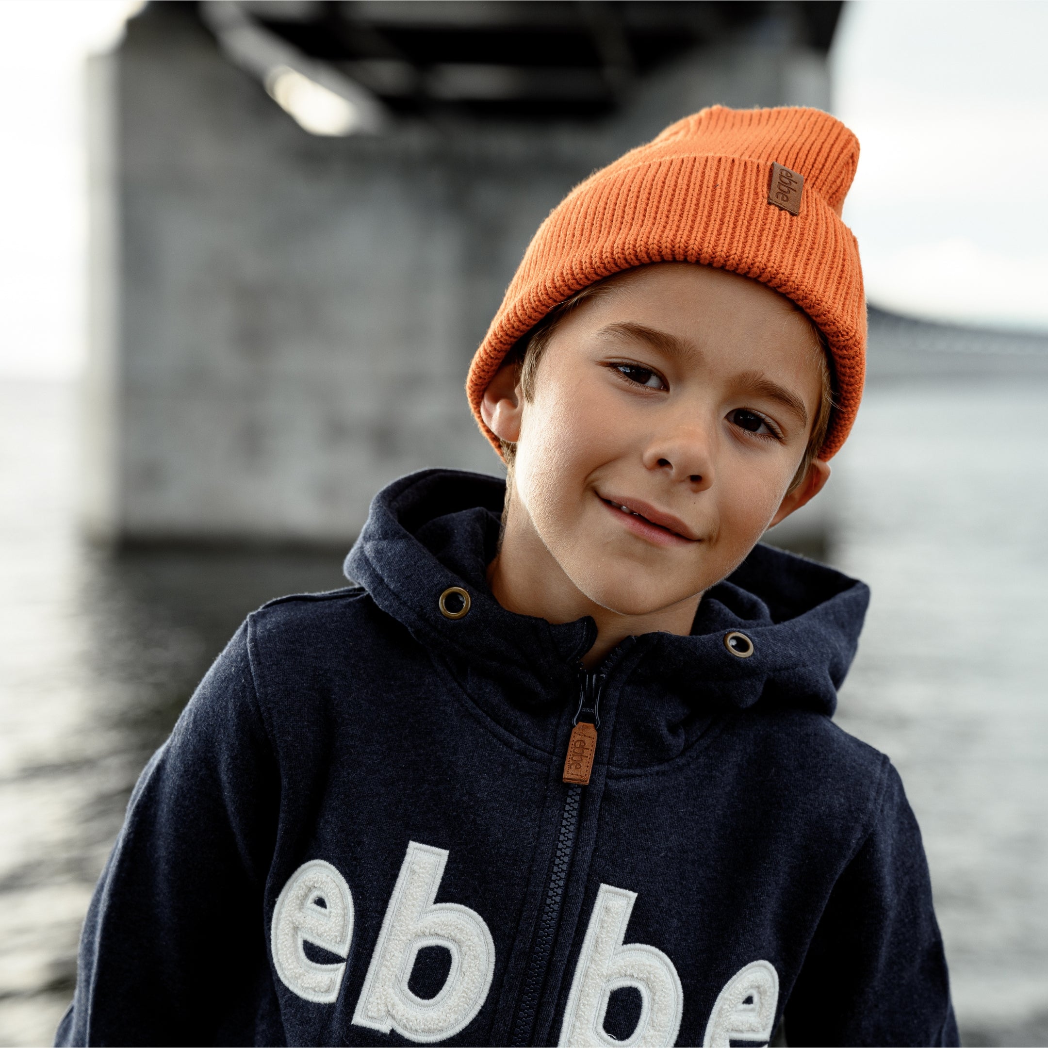 Barn i mörkblå hoodie från ebbe