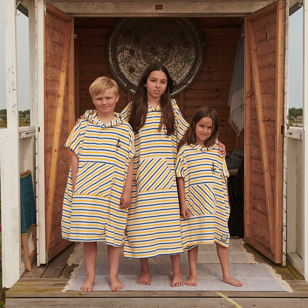 Beddinge badponcho barn i Blue Yellow Stripe – badponcho för barn
